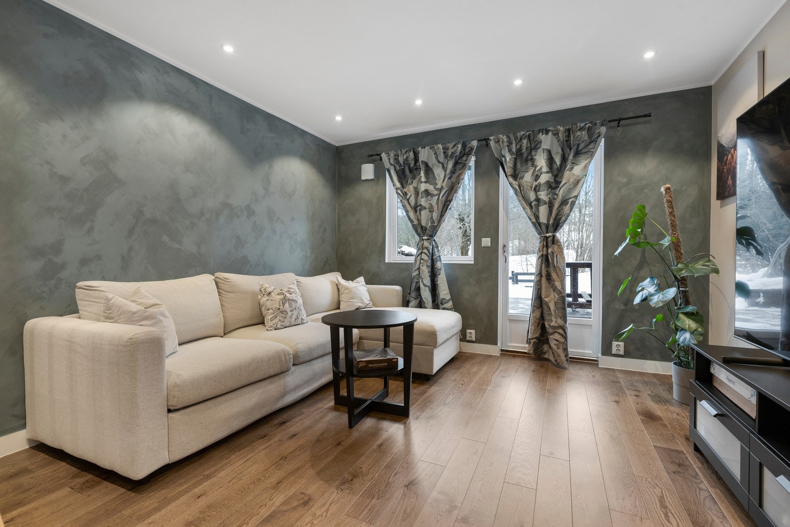 Stuen har en romhøyde på 2,36 meter og er enkel å møblere med ulike løsninger for både sofagruppe og spiseplass Galleribilde