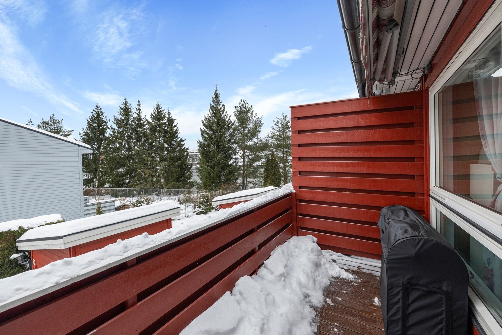 Balkongen måler ca. 5,8 m² og gir god plass til møbler Galleribilde