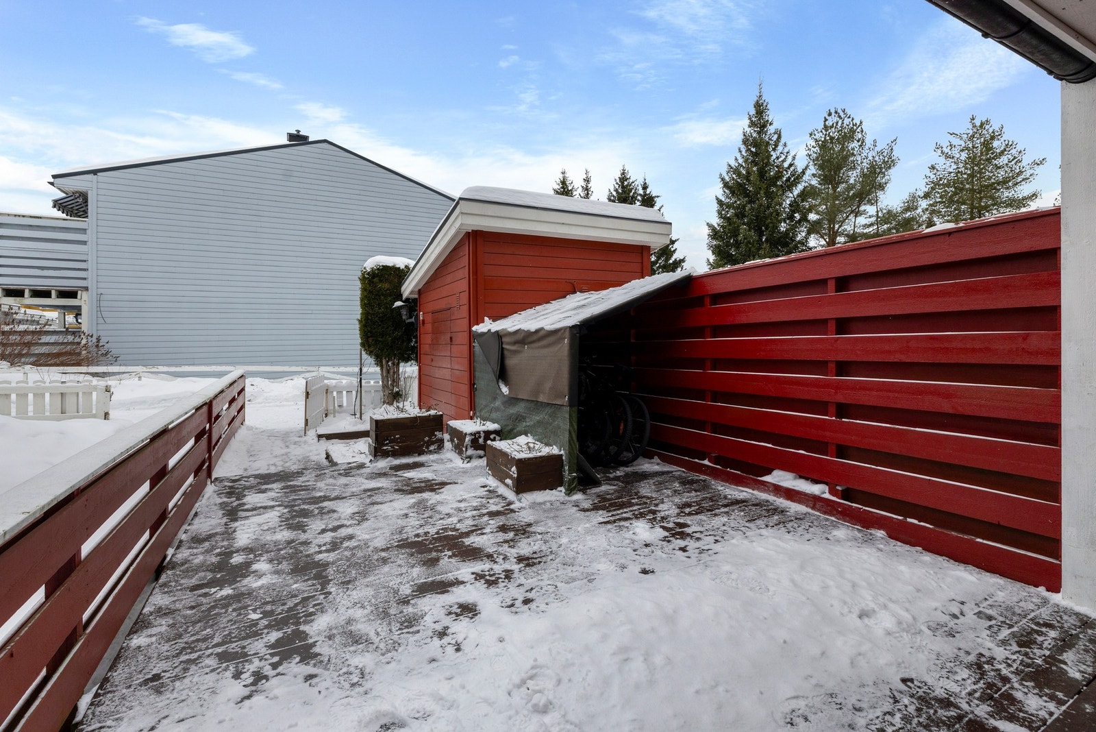 Boden gir mulighet for oppbevaring av sesongutstyr eller lignende Galleribilde