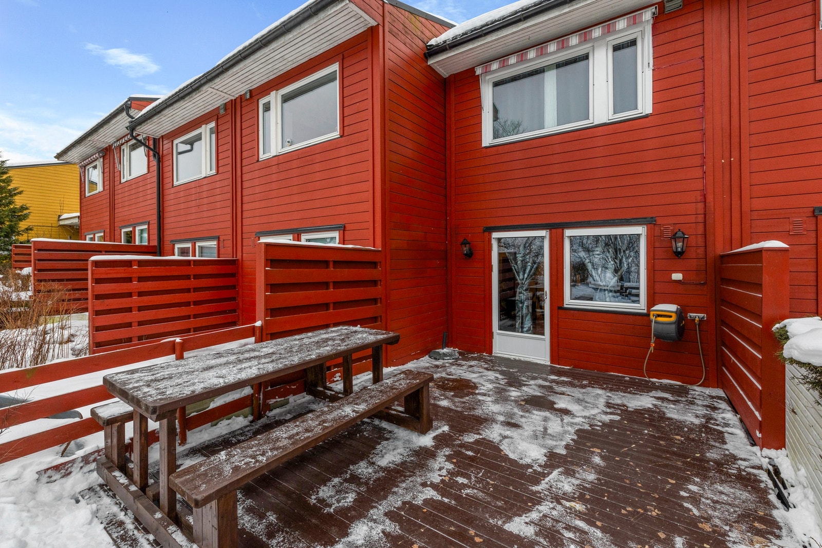 Fra stuen er det utgang til en østvendt, romslig terrasse og hage Galleribilde