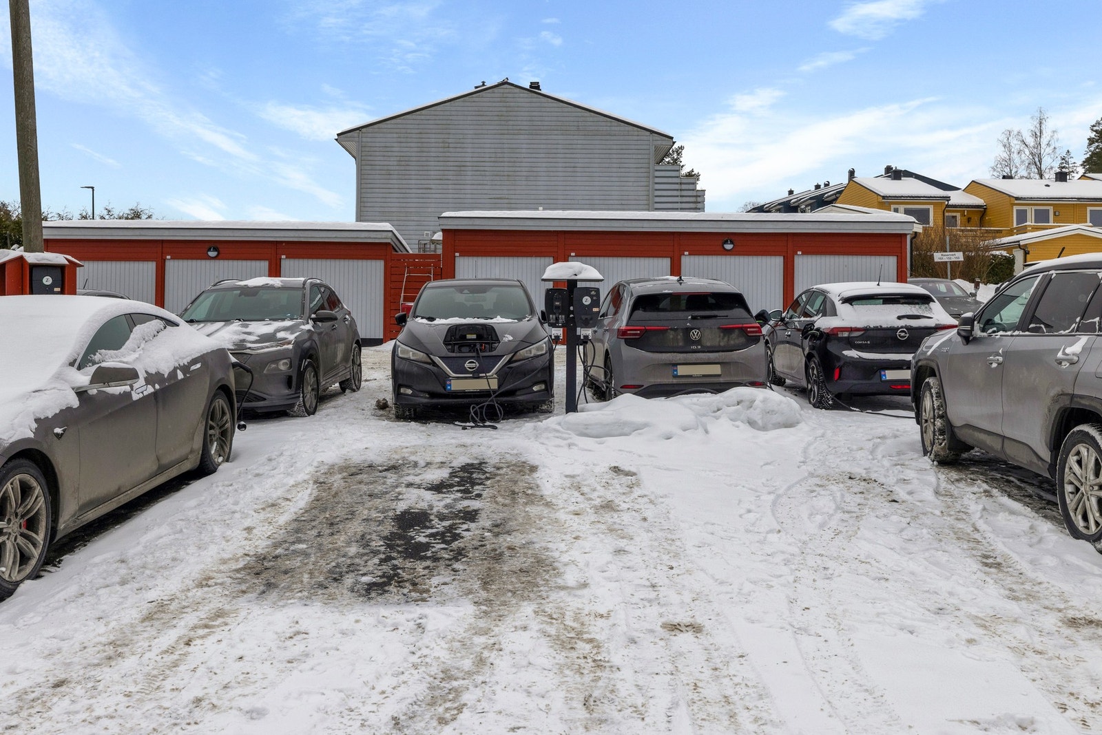 Boligen disponerer to biloppstillingsplasser hvorav én har elbillader Galleribilde