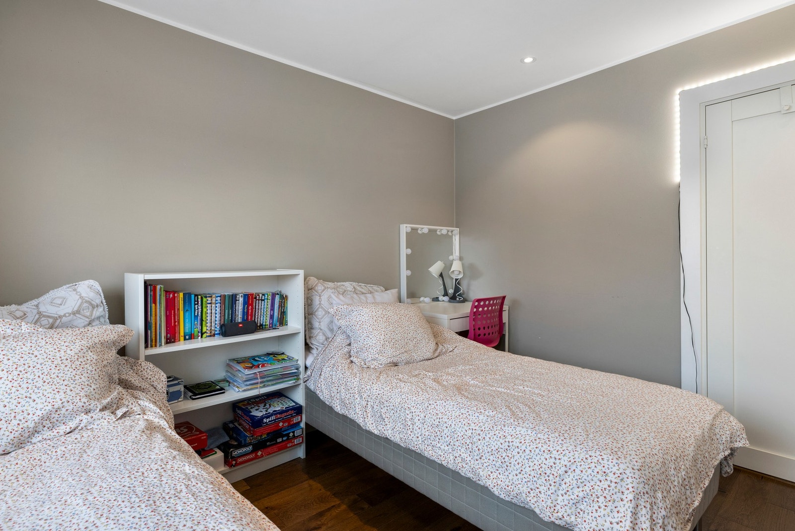 Rommets størrelse gir god plass til dobbeltseng, skrivebord og oppbevaringsmøbler Galleribilde