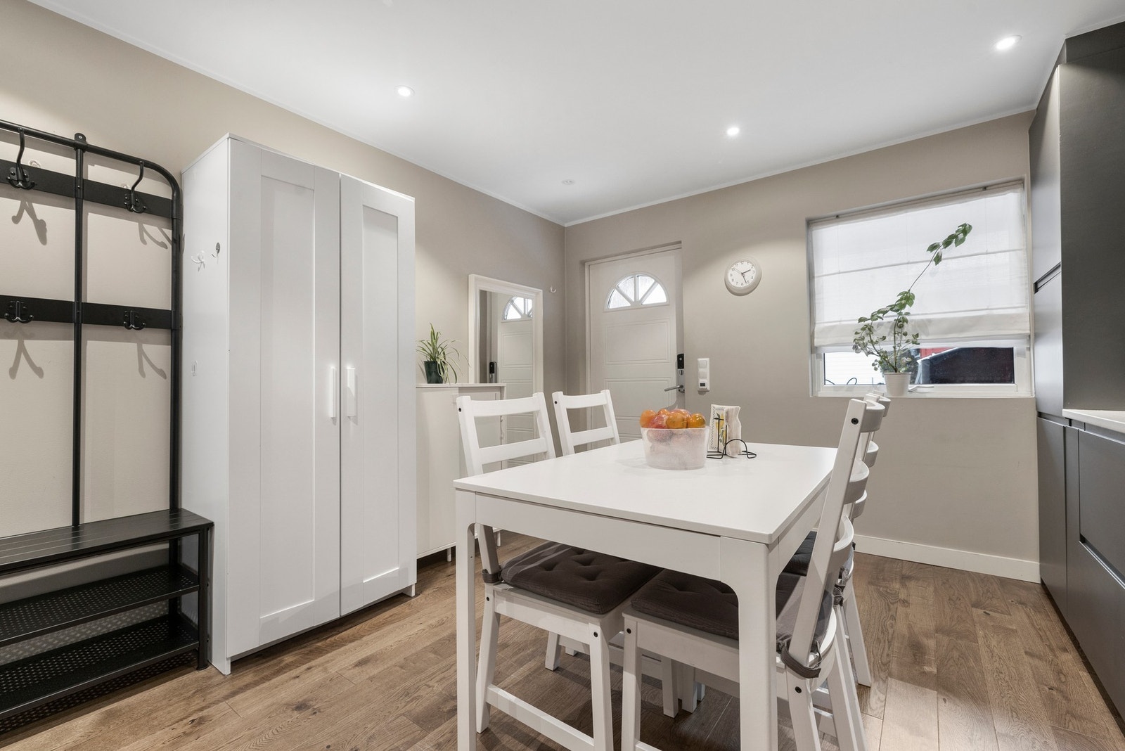 Det er god plass til et spisebord i rommet, hvor venner og familie kan samles Galleribilde