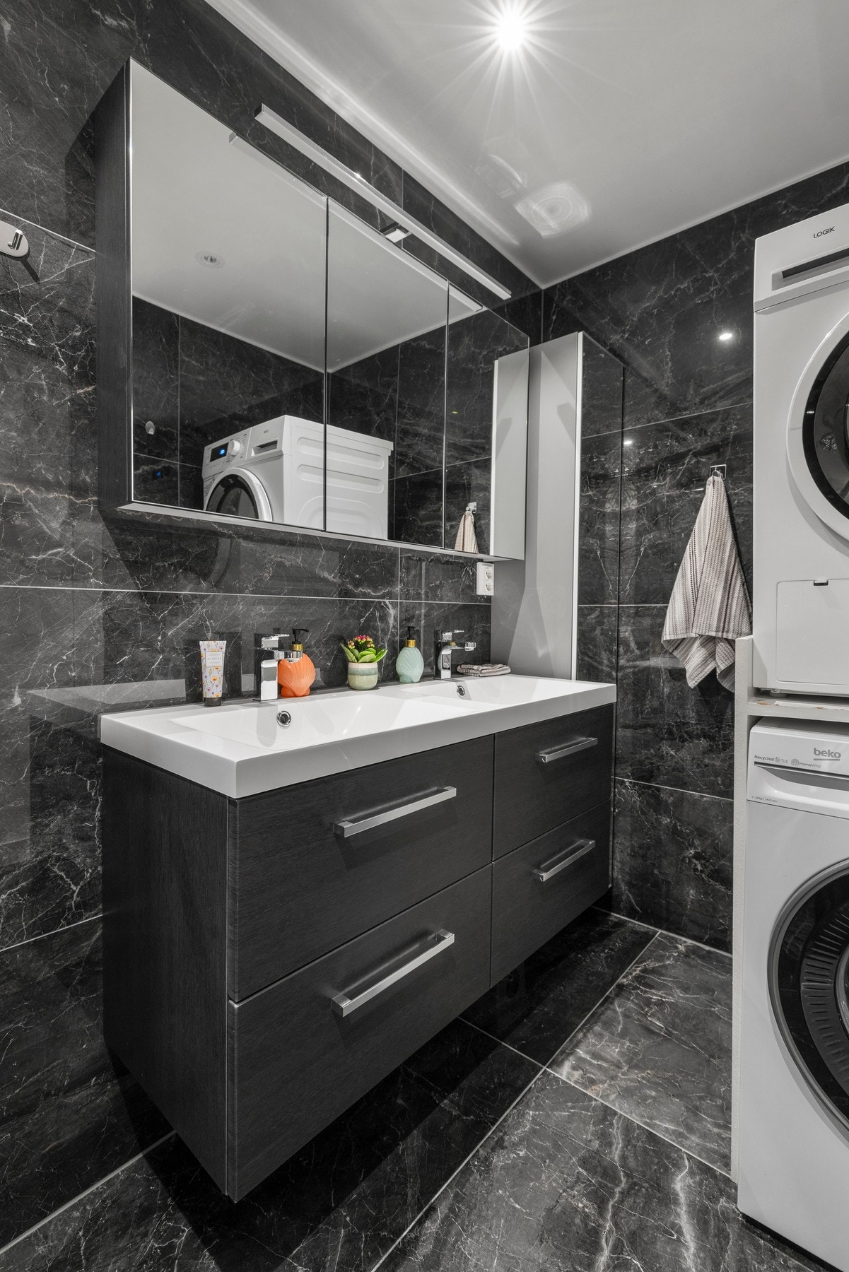 Badet fra 2023 ligger i andre etasje og har fliser på både vegger og gulv, med varmekabler i gulvet Galleribilde