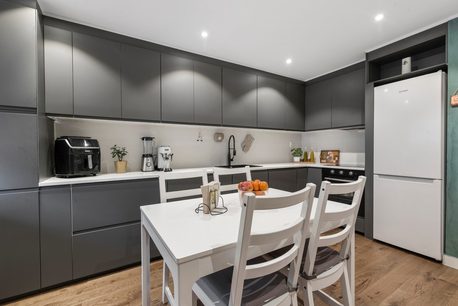 Rommet har god belysning med downlights i taket, og det er stikkontakter over benkeplaten Galleribilde