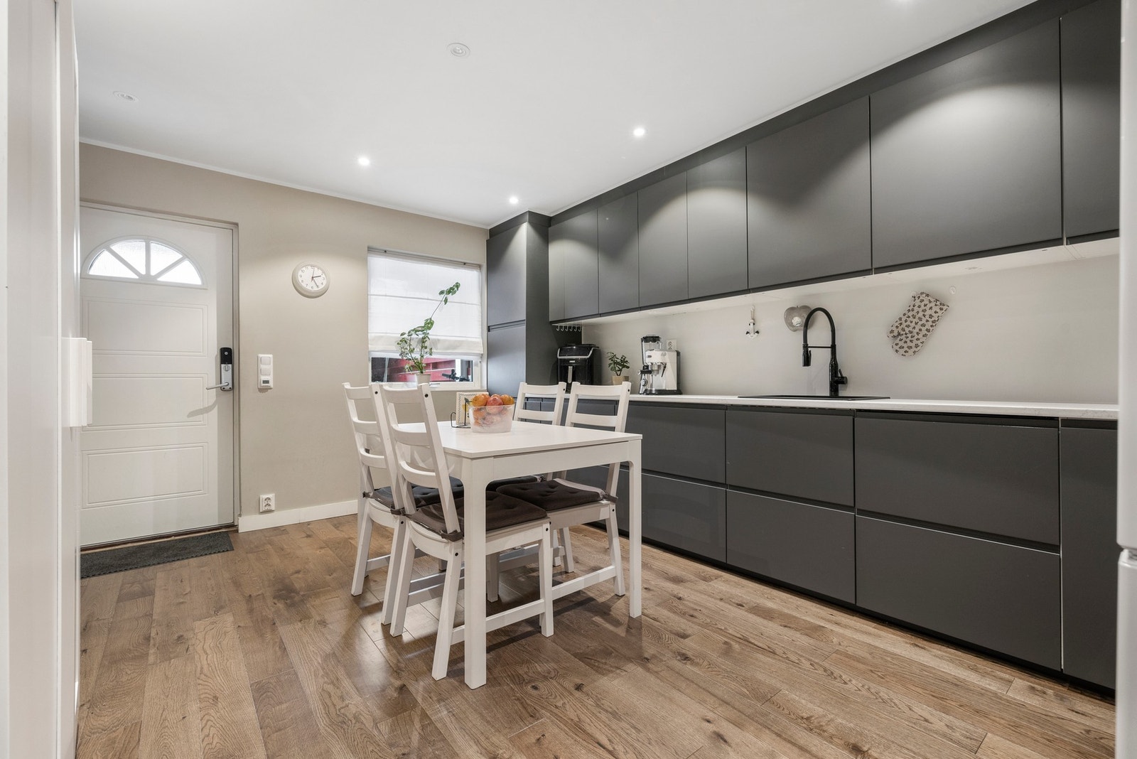 Kjøkkenet er fra 2023 og har en funksjonell innredning fra IKEA med glatte fronter og benkeplate i laminat Galleribilde