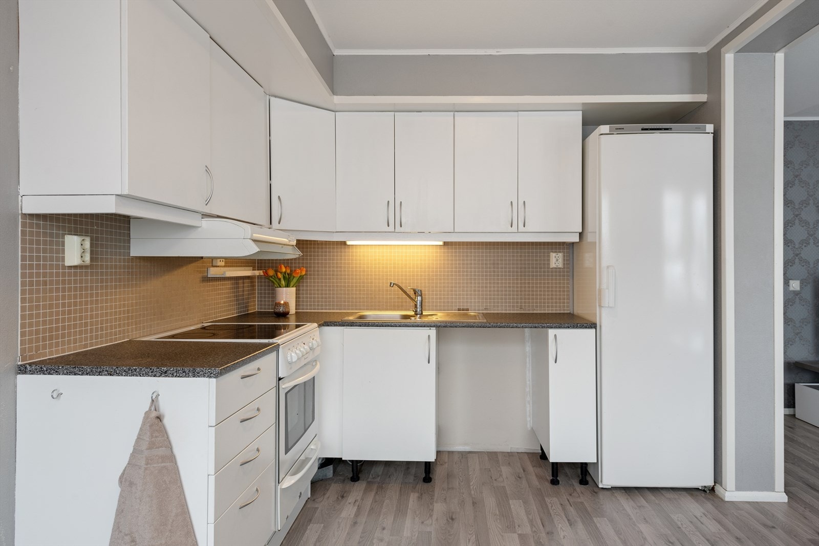 Funksjonelt og stilrent kjøkken fra 2007. Galleribilde