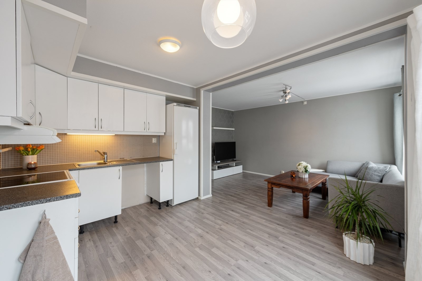 Med plass til både sofa- og spisegruppe i åpen løsning får man et sosialt oppholdsrom perfekt for hyggelige sammenkomster. Galleribilde