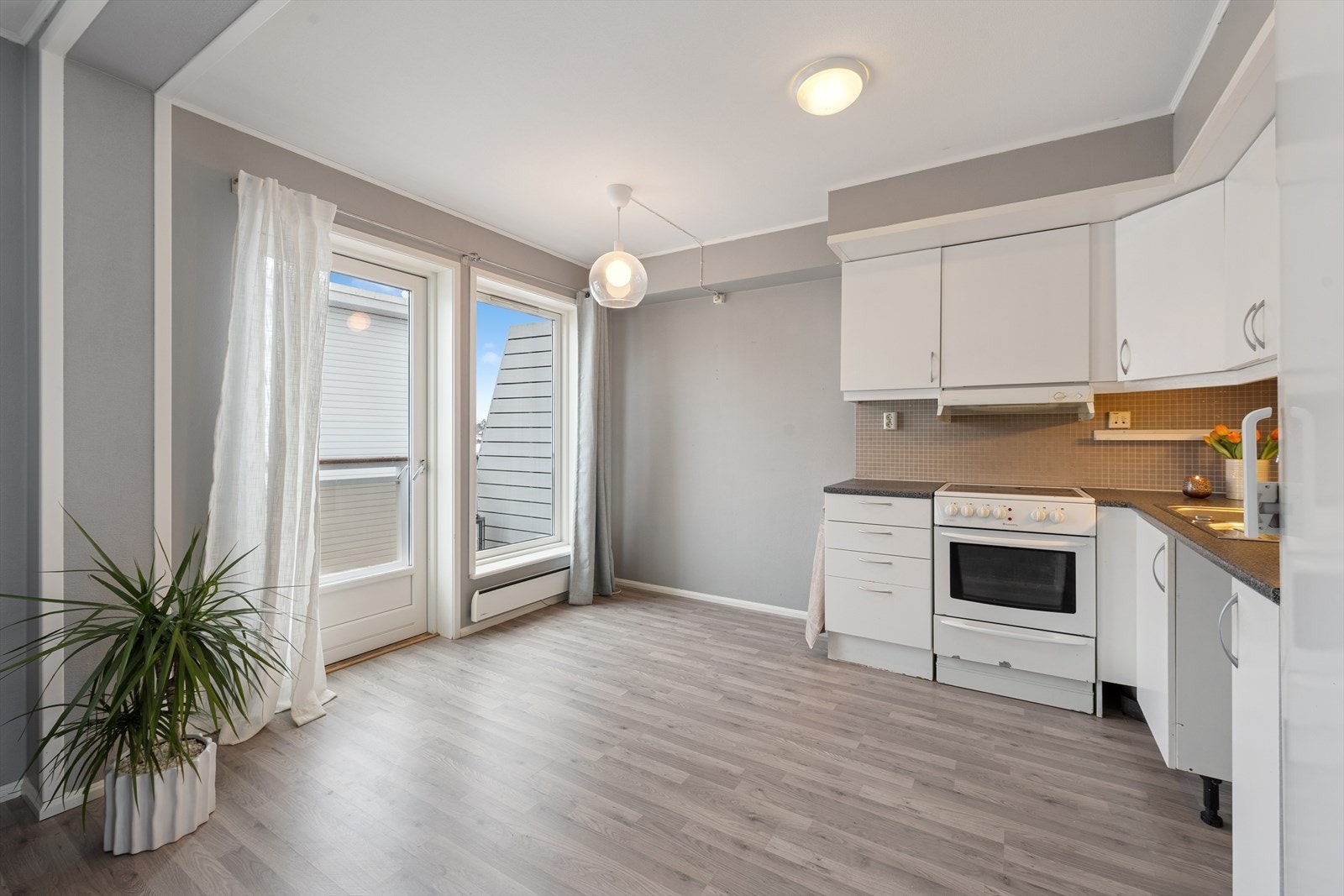 Kjøkkenet har en pratisk løsning med god plass til spisegruppe. Galleribilde