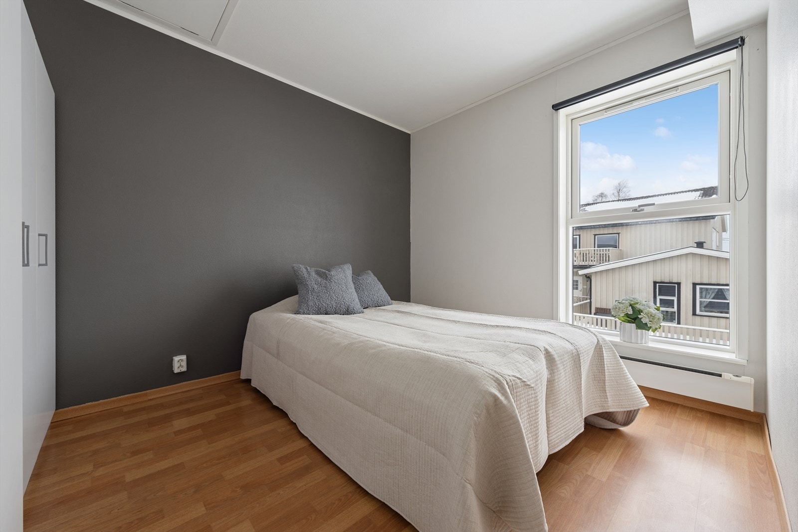 Hovedsoverommet har god plass til dobbelseng og tilhørende nattbord. Galleribilde