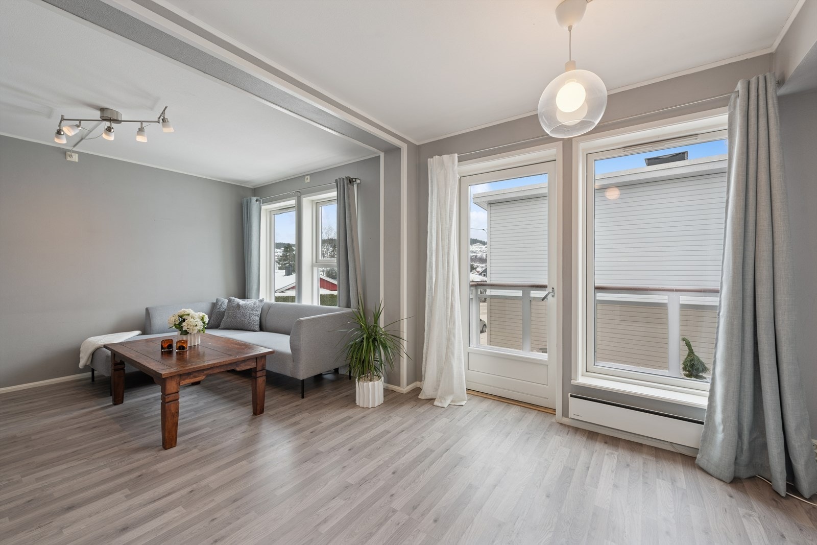 Flytt rett inn i en lys og stilren leilighet med rikelig lysinnslipp. Galleribilde