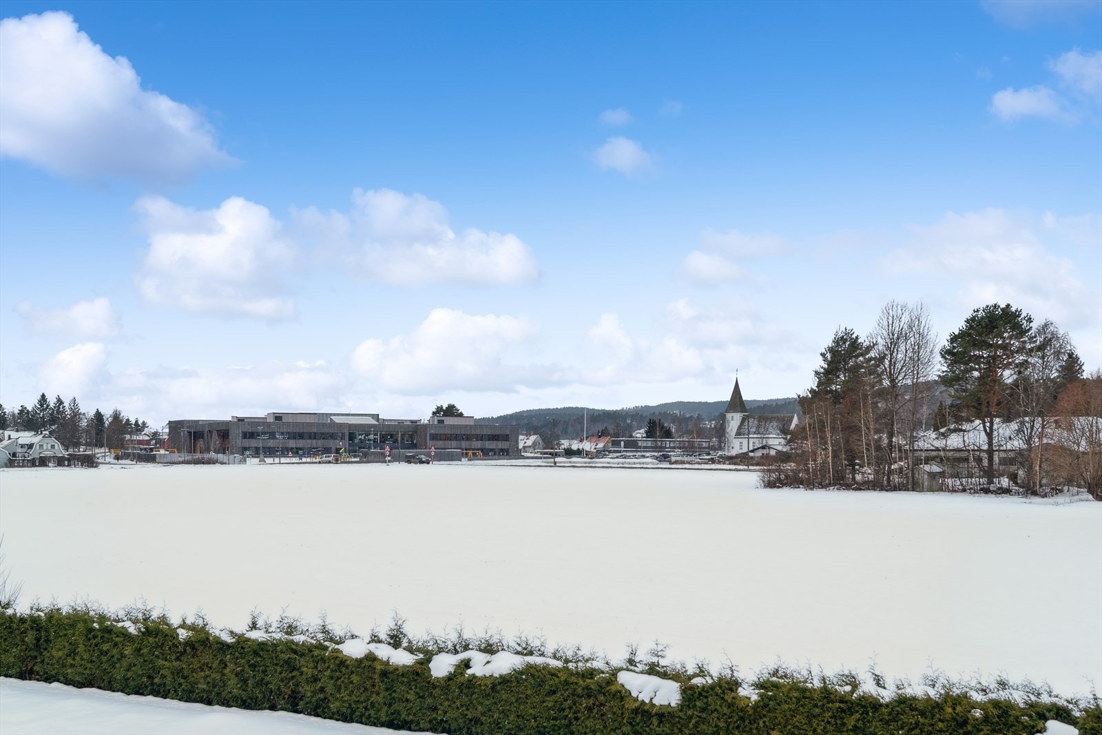 Kun et steinkast unna ligger Bjørkelangen 1-10 skole. Galleribilde