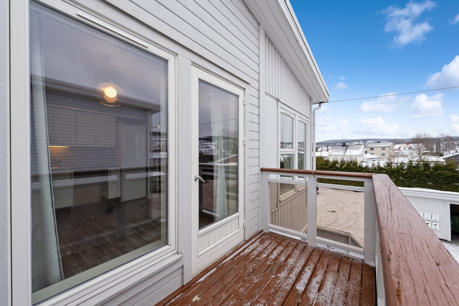 En solrik og sydvendt balkong med plass til utemøbler. Galleribilde