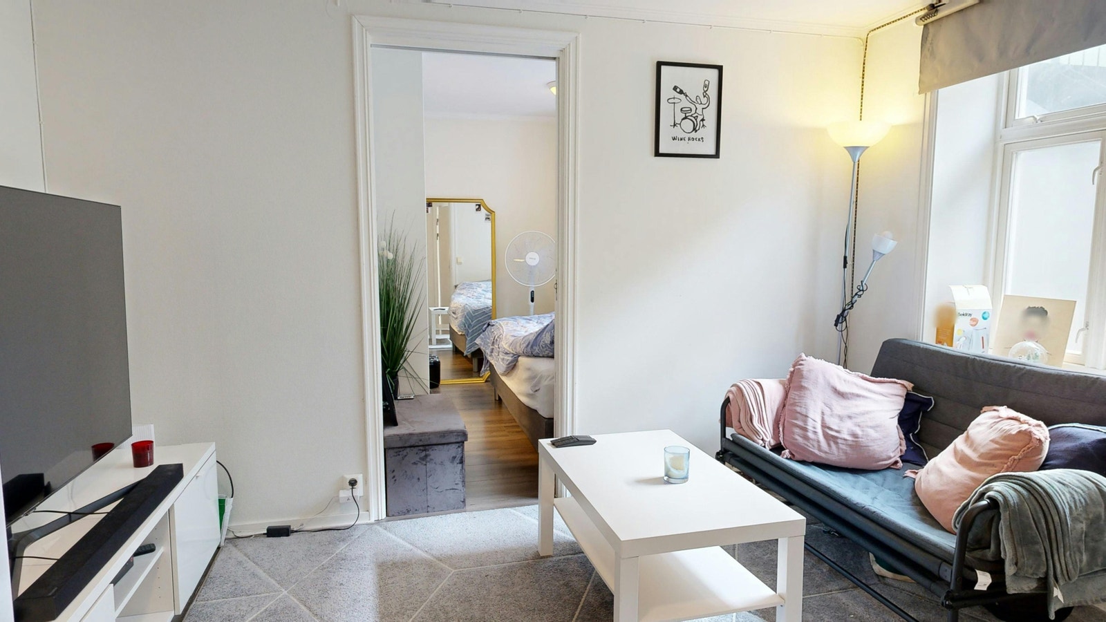 Stue inn mot soverom. Det er skyvedør inn til soverom Galleribilde