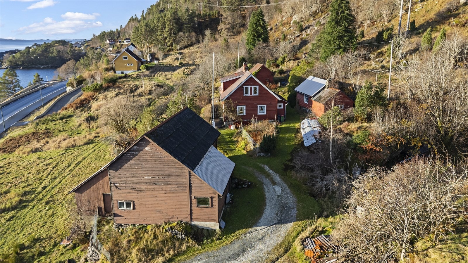 Tunet er utbygt med bustadhus, driftsbygning, uthus og eldhus Galleribilde