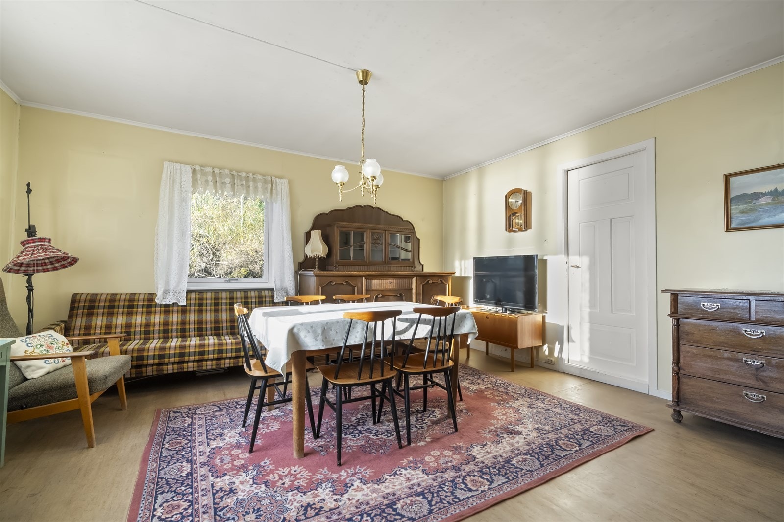 Det er 2 stover i bustaden - her frå stova mot vest Galleribilde