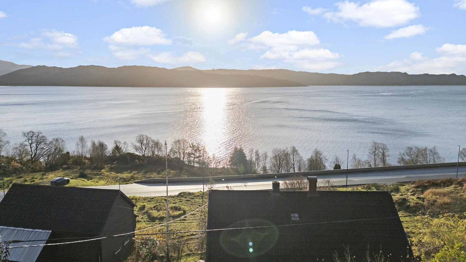 Eigedomen har lang strandlinje langs fjorden i tillegg til store skogteiger oppover Brandsøyåsen Galleribilde