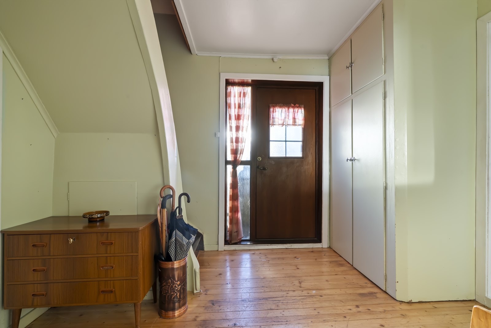 Velkommen inn - gang med trapp til 2. etasje Galleribilde