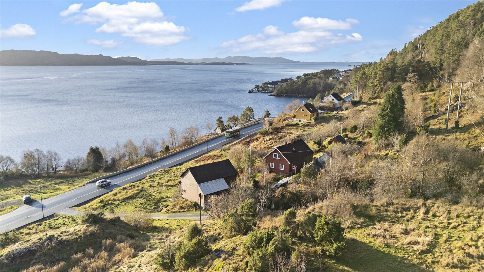 Eigedommen ligg vakkert til med utsikt mot Solheimfjorden Galleribilde