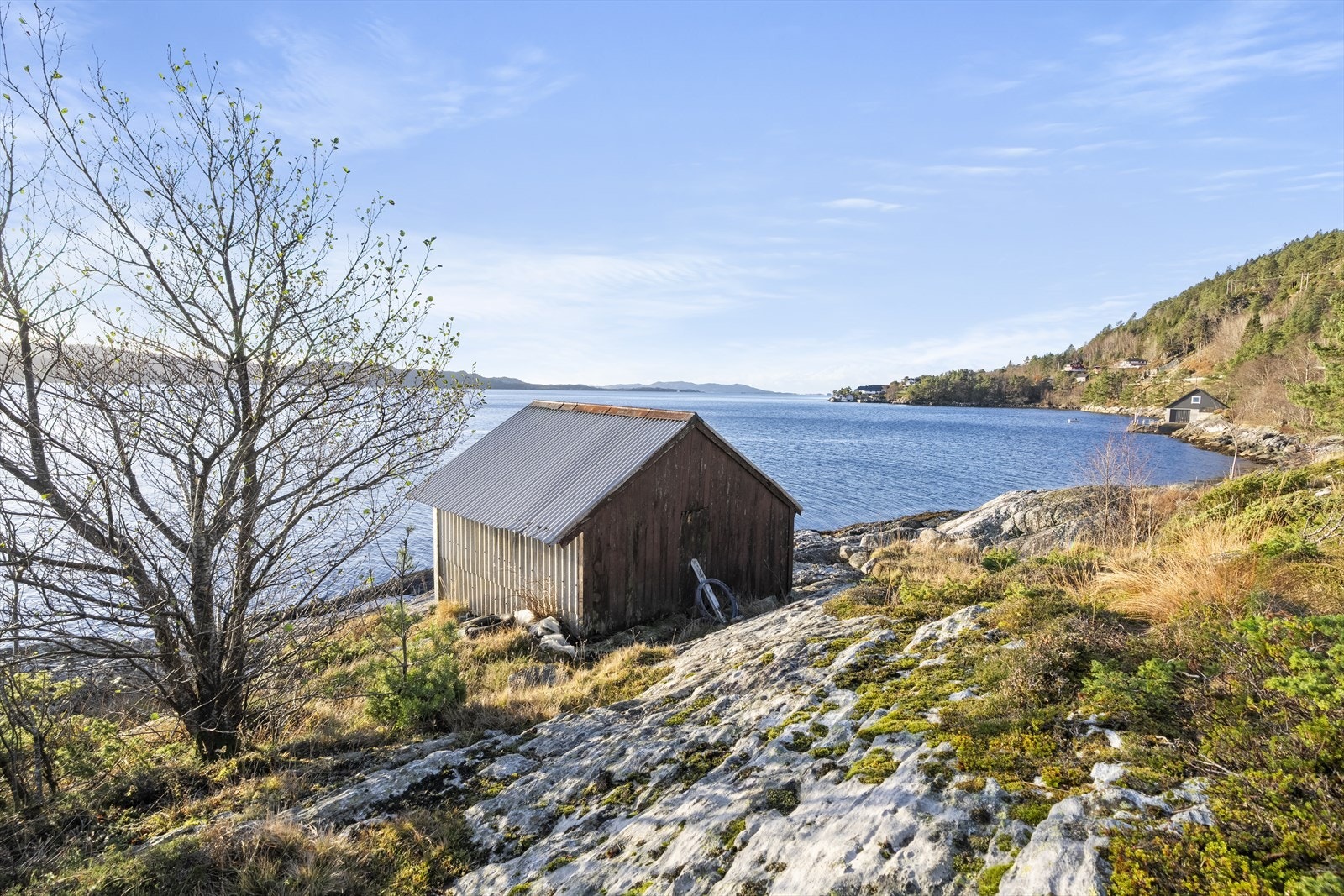 Det er fine områder langs sjøen, til både bading, fisking, sjøaktivitetar og sosiale samankomster Galleribilde