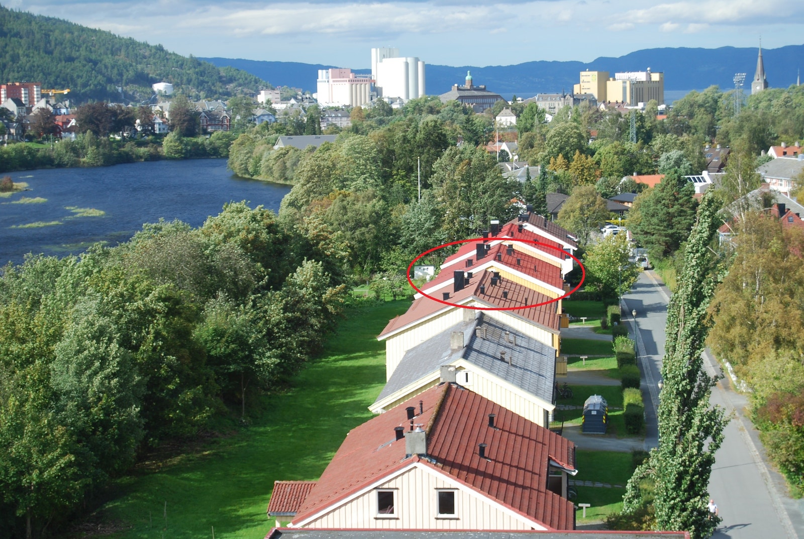 Eiendommene har unik beliggenhet i gate uten gjennomgangstrafikk rett ved Nidelva. Stor hage, som vedlikeholdes av utleier. Galleribilde
