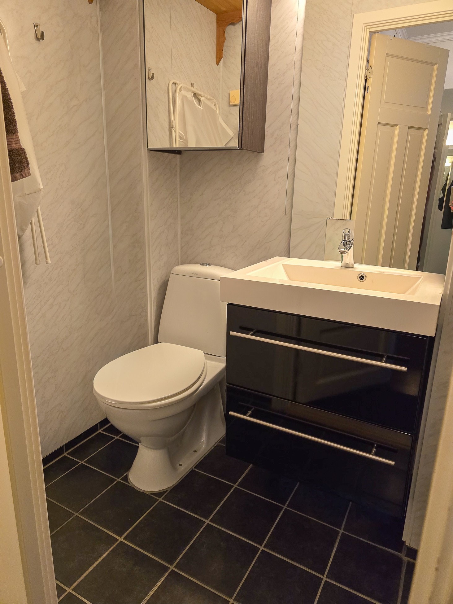 7J 2.1: Bad med servantskap, wc og dusjnisje Galleribilde