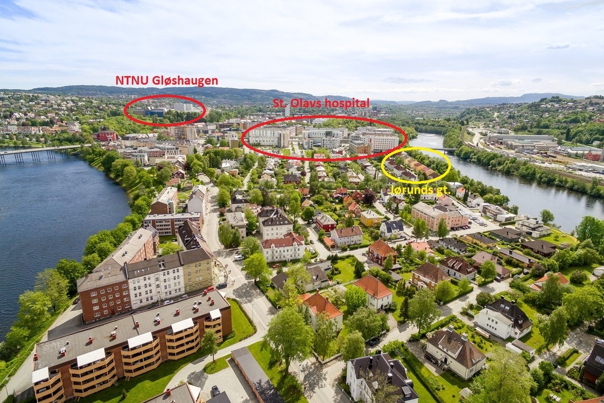 Her får man det beste fra to verdener; stille og rolig boligområde med stor hage, og samtidig meget sentral beliggenhet. Galleribilde