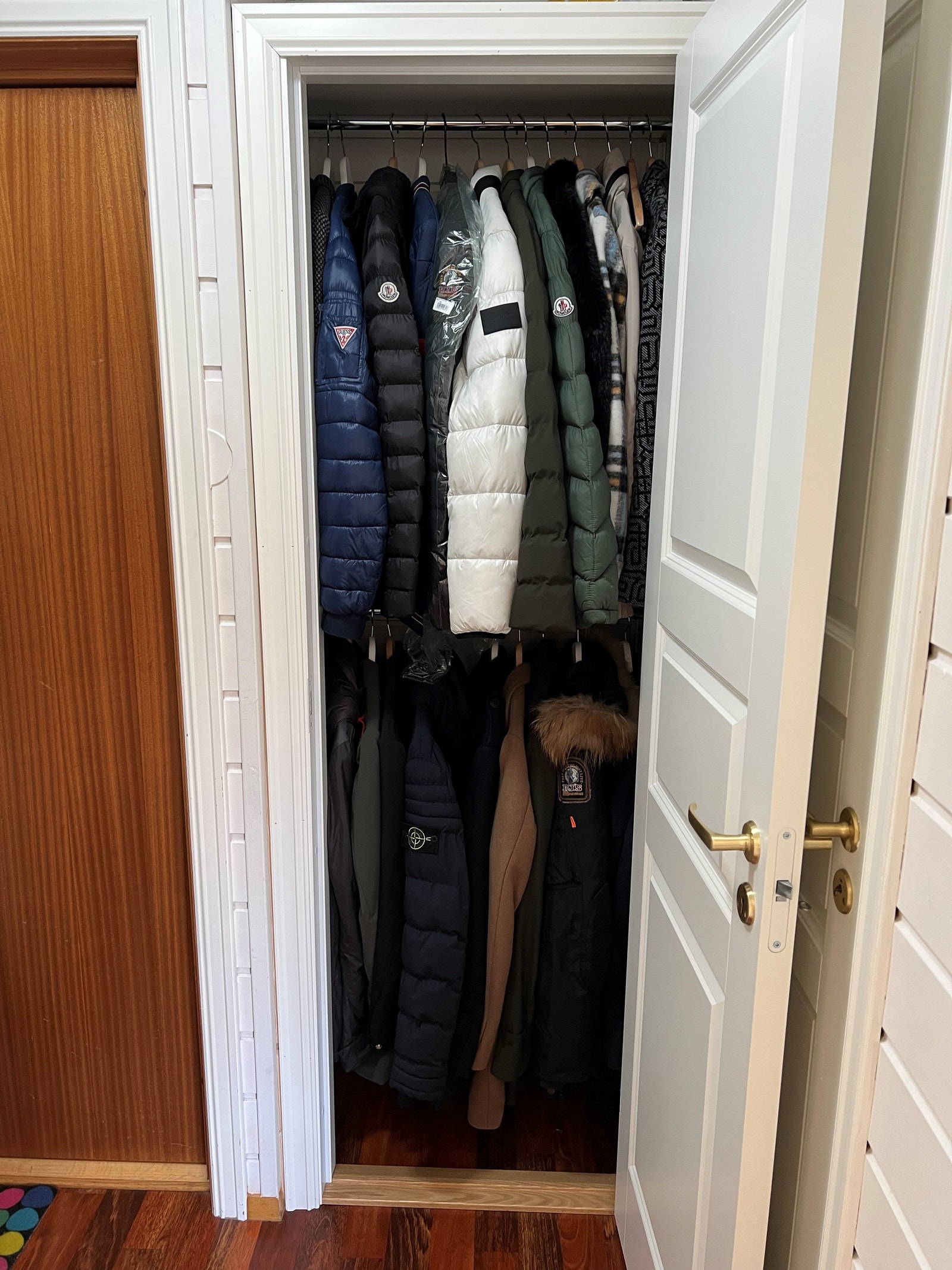 5J 2.1: Innebygd garderobeskap i entrèen Galleribilde