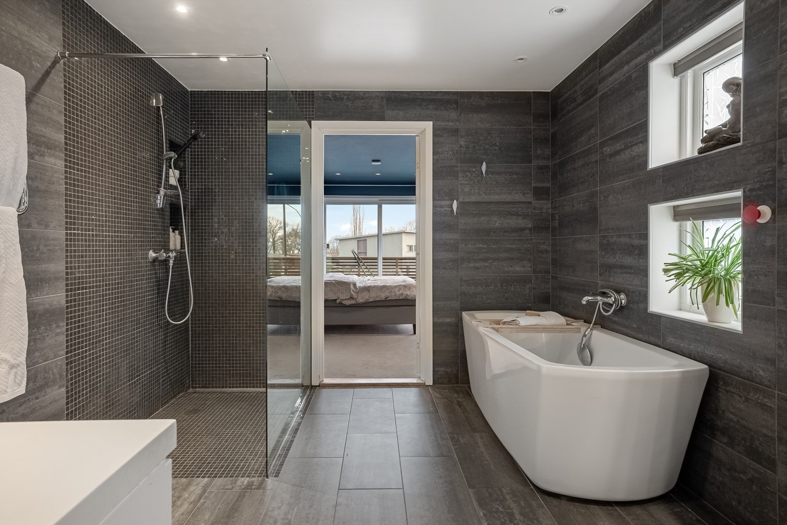 En suite med inngang til hovedsoverom Galleribilde