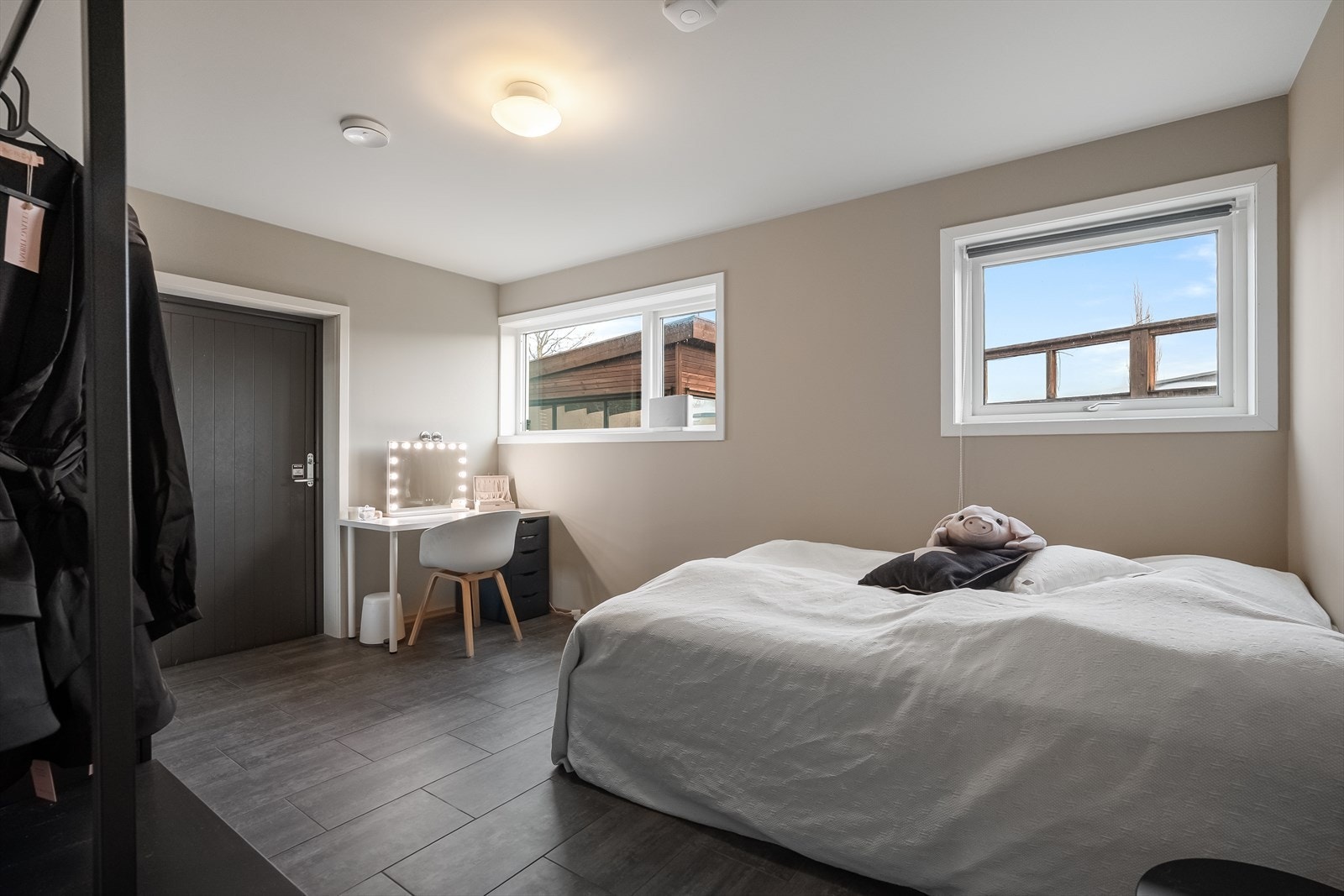 Disponibelt rom i kjeller etasjen, med utgang til hagen. Galleribilde