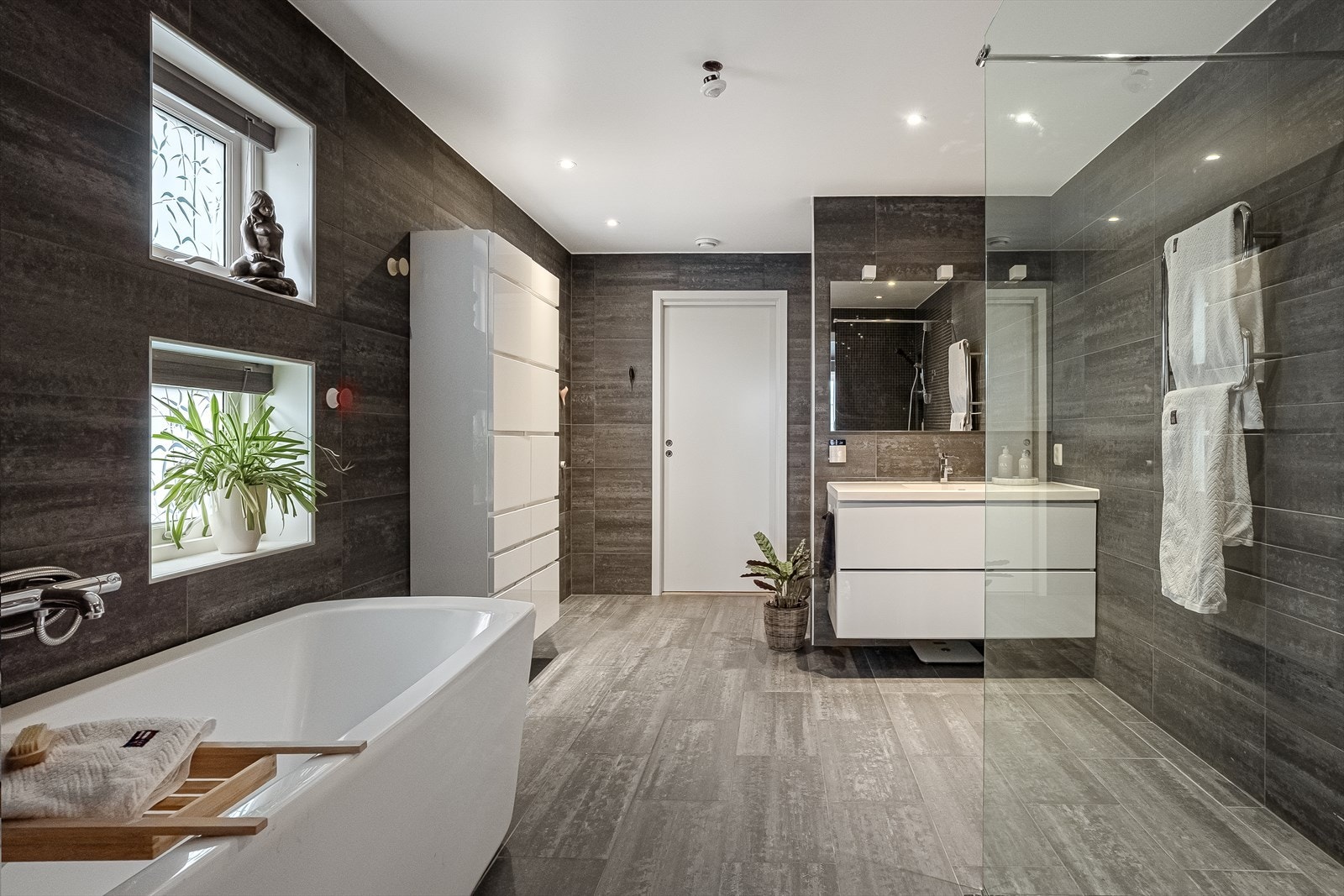 God utstyrt en suite med inngang til walk-in Galleribilde