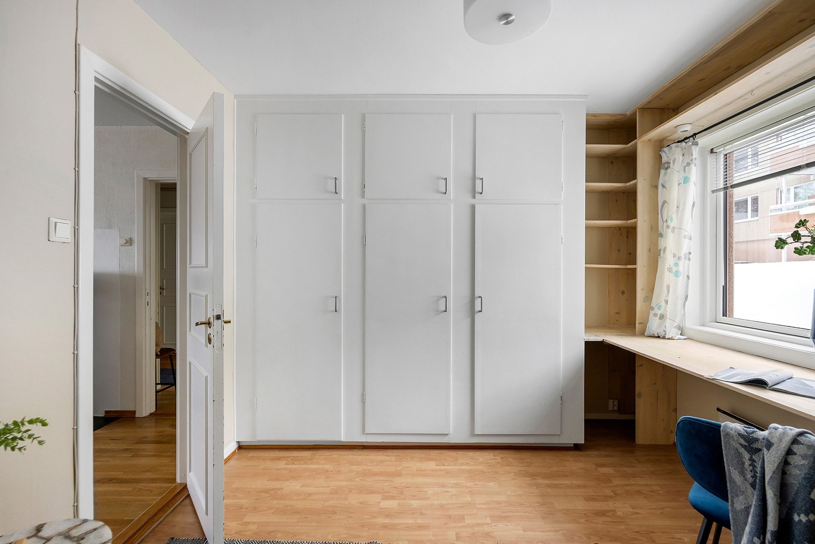 Stor garderobeløsning gir godt med skapplass. Galleribilde