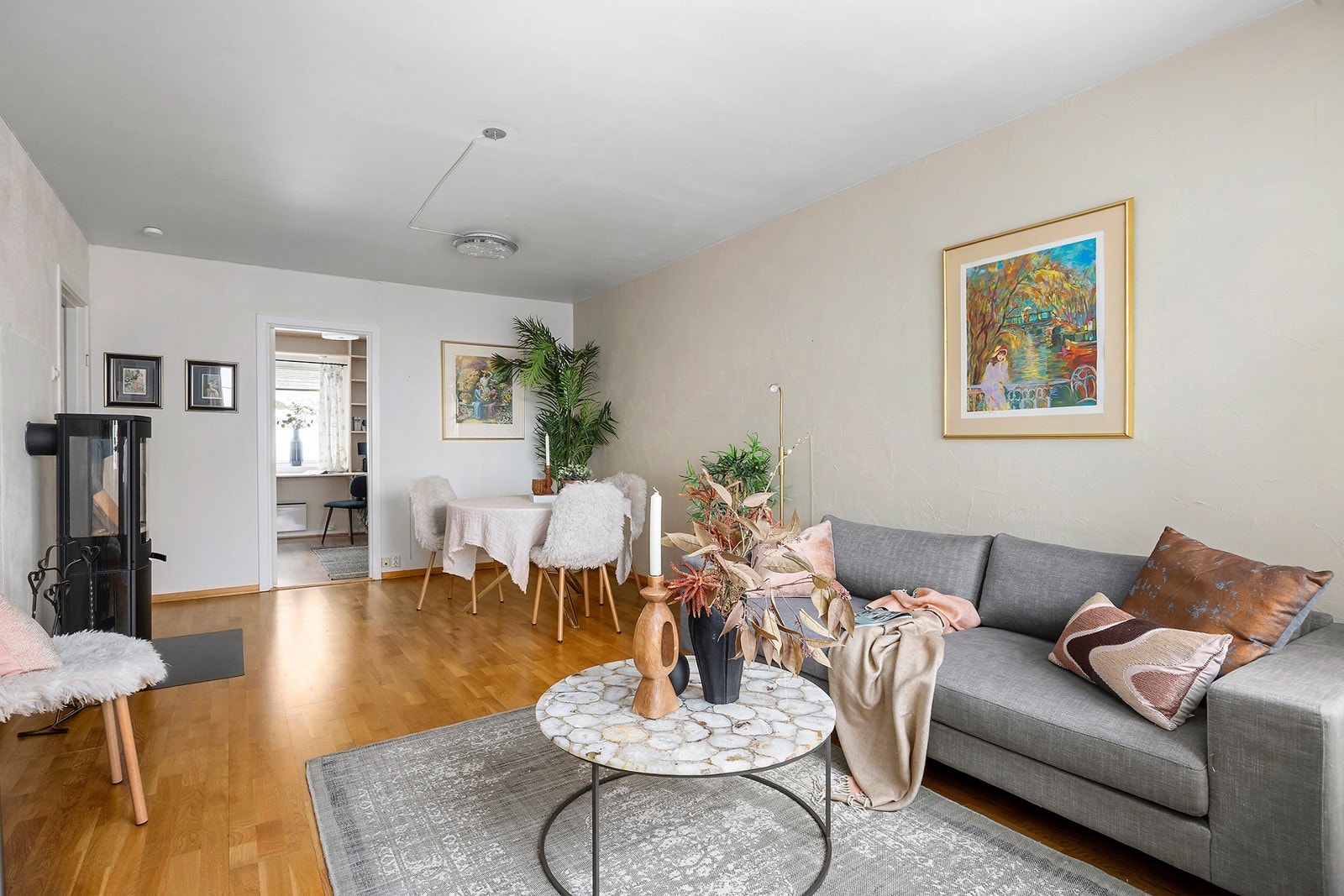 Lys og åpen stue med peis og gode møbleringsmuligheter. Galleribilde