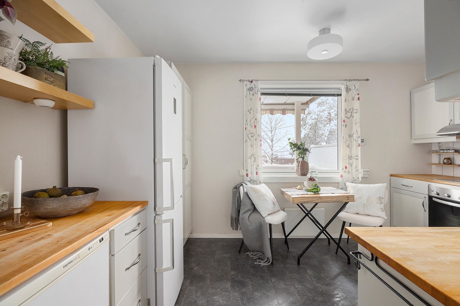 Kjøkkenet har plass til en mindre spisegruppe som er et fint sted å starte dagen. Galleribilde