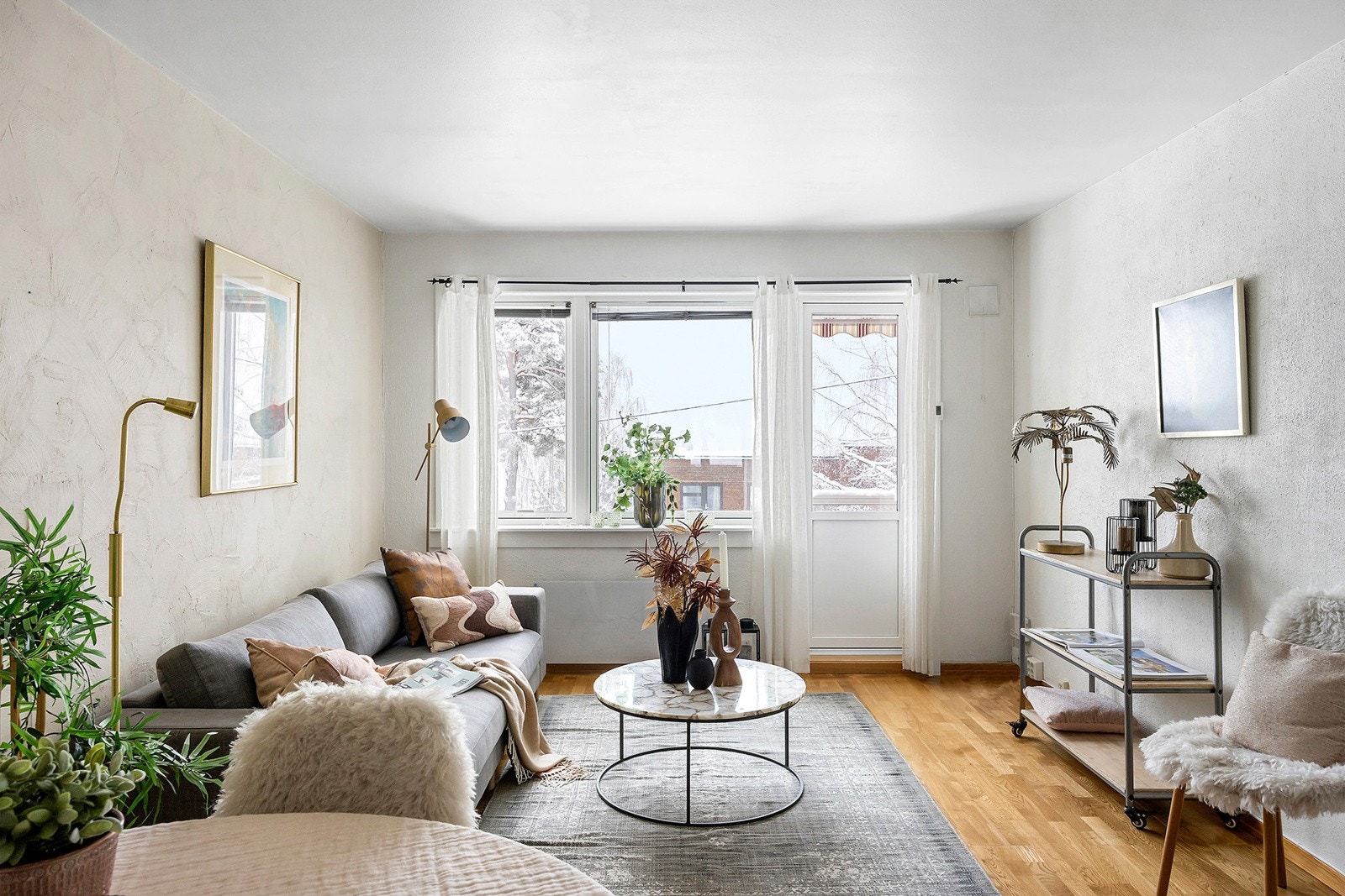 Store vindusflater gir godt med naturlig lys. Galleribilde