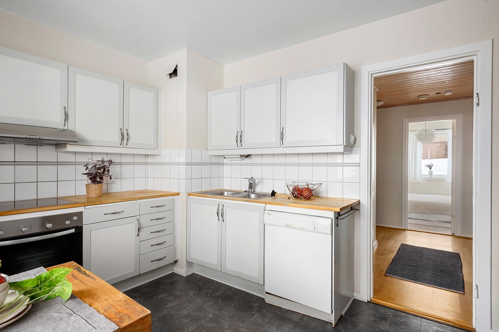 Godt med skapplass gir gode muligheter for oppbevaring. Galleribilde