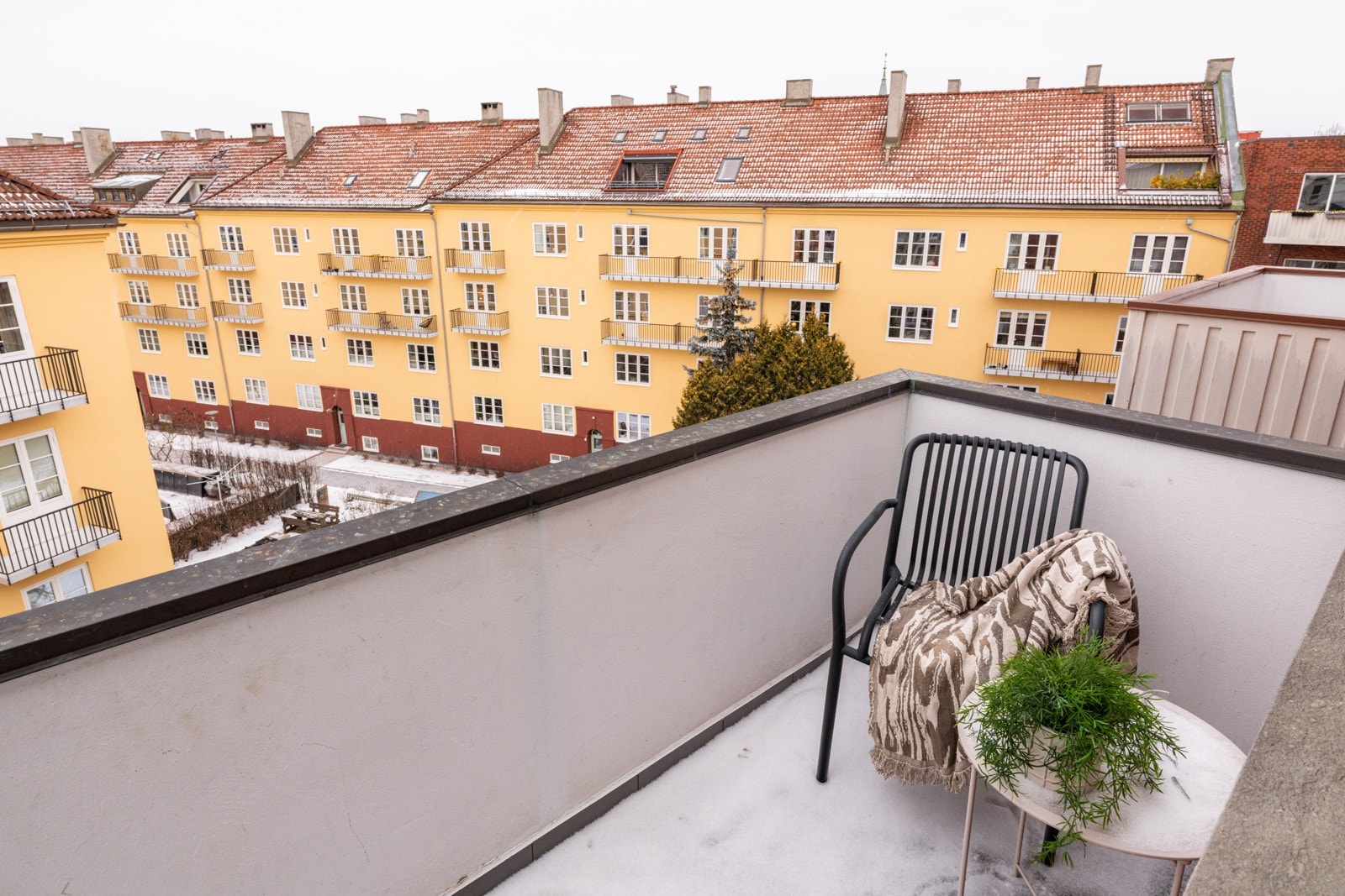 Fra stuen har du utgang til en solrik vestvendt balkong på ca. 3,1m². Galleribilde