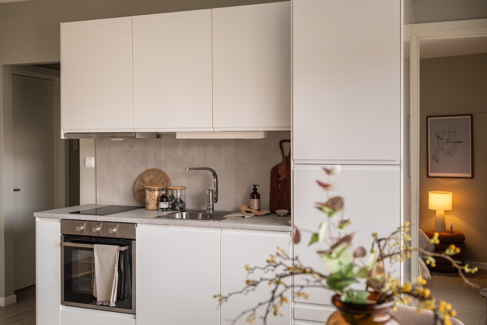 Kjøkkenet er fullt utstyrt med hvitevarer som medfølger i handelen. Medfølgende hvitevarer som nedfelt platetopp, stekeovn, oppvaskmaskin og kjøleskap med frysedel. Galleribilde