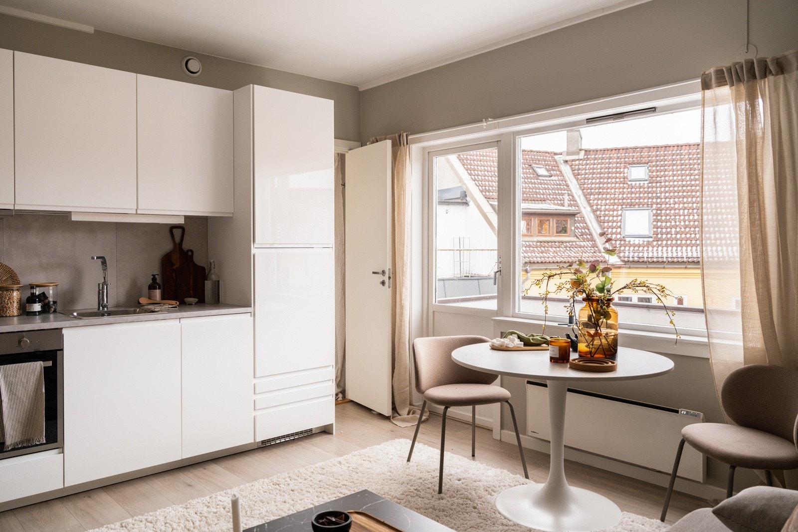 Det er kjøkkenventilator med kullfilter. Alle hvitevarer følger med. Galleribilde