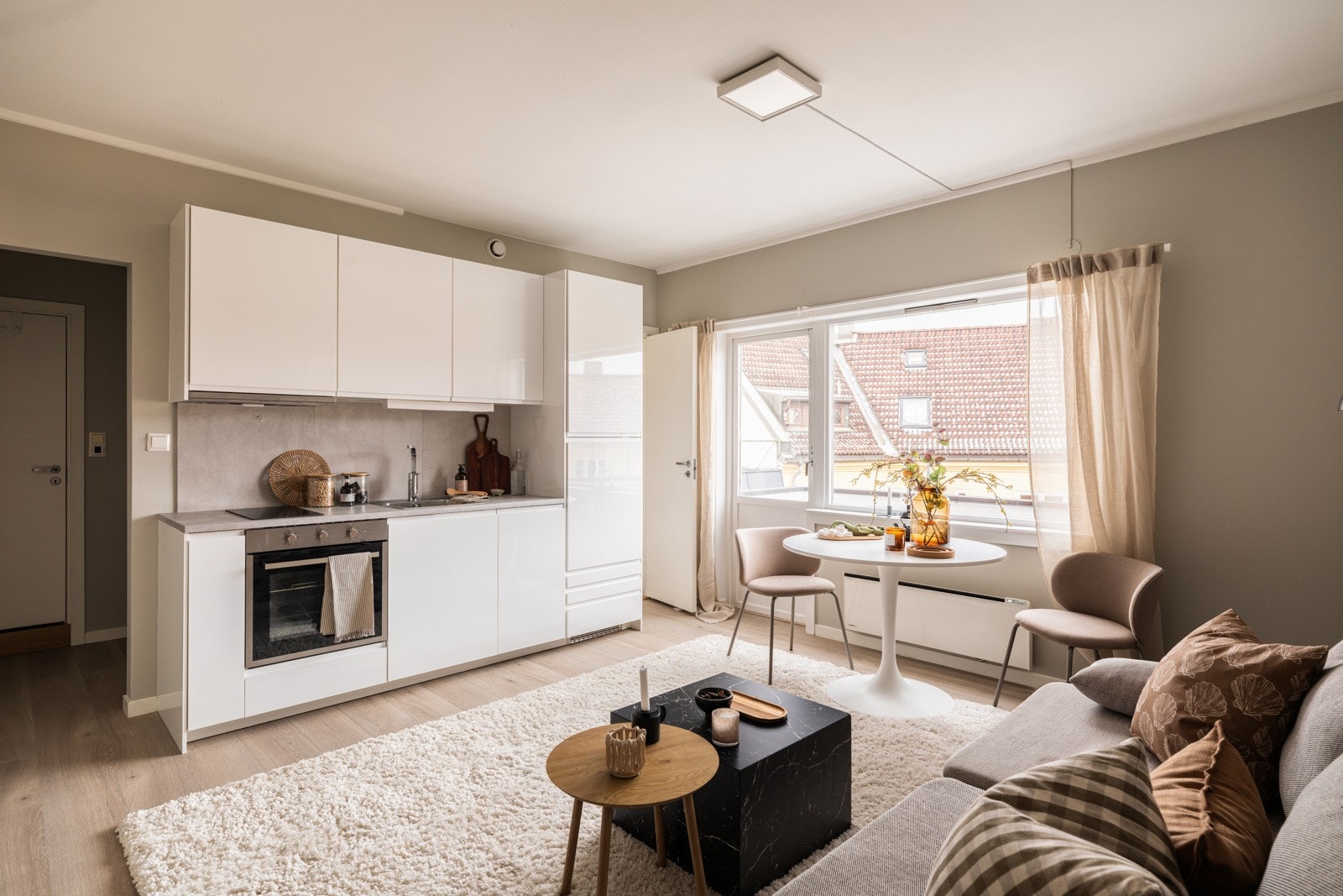 Leiligheten har en god intern beliggenhet i byggets toppetasje (5. etasje med heis), og har en arealeffektiv planløsning som utnytter plassen optimalt. Galleribilde