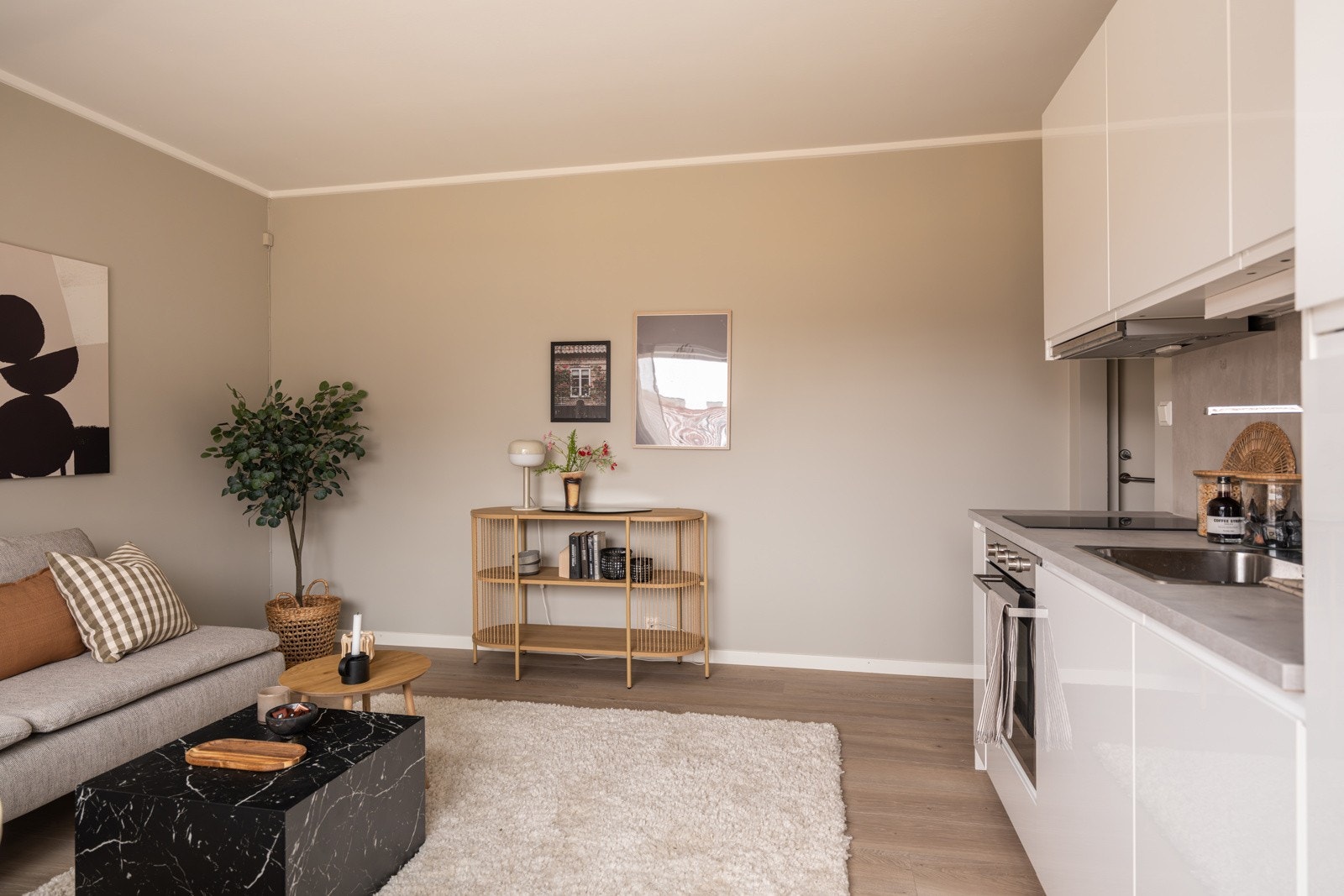 stuen er det plass til sofagruppe med salongbord, mediemøblement med TV og et spisebord. Galleribilde