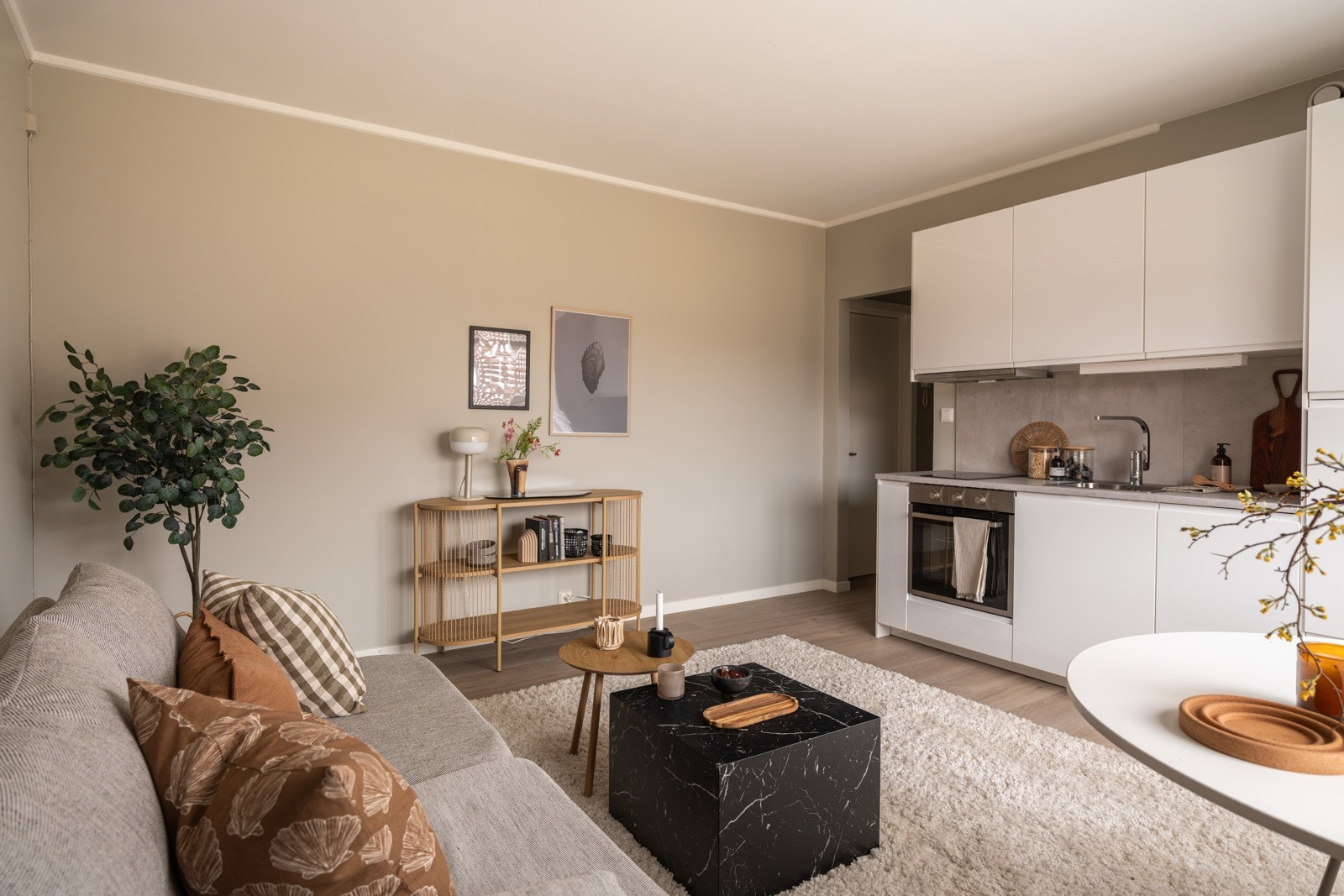 Kjøkkenet ligger i en fin og sosial åpen løsning med stuen. Galleribilde