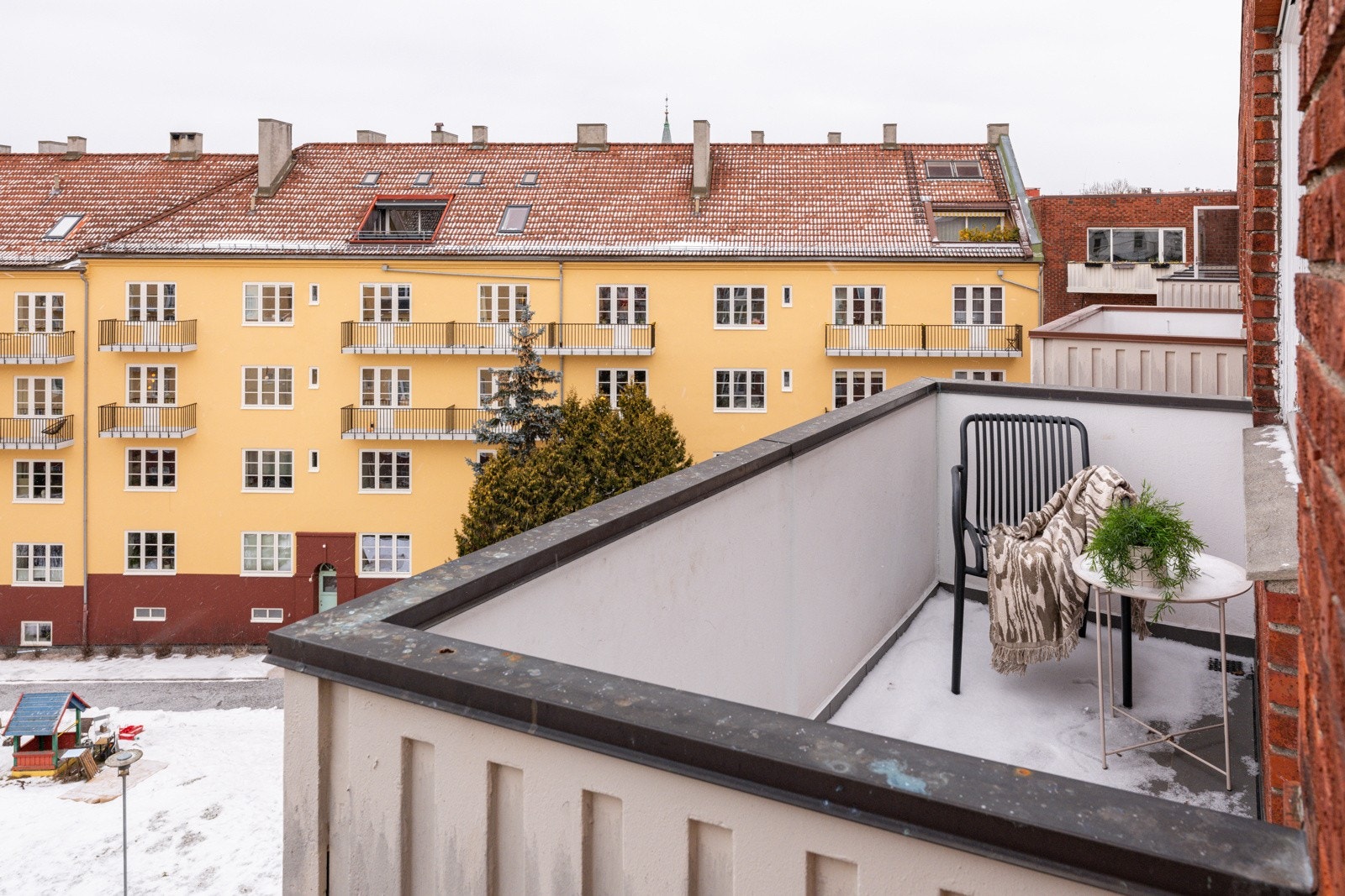 Beliggenheten i høyden og mot vest sørger for gode solforhold på ettermiddag og kveld. Balkongen vender ut mot rolig bakgård uten biltrafikk Galleribilde