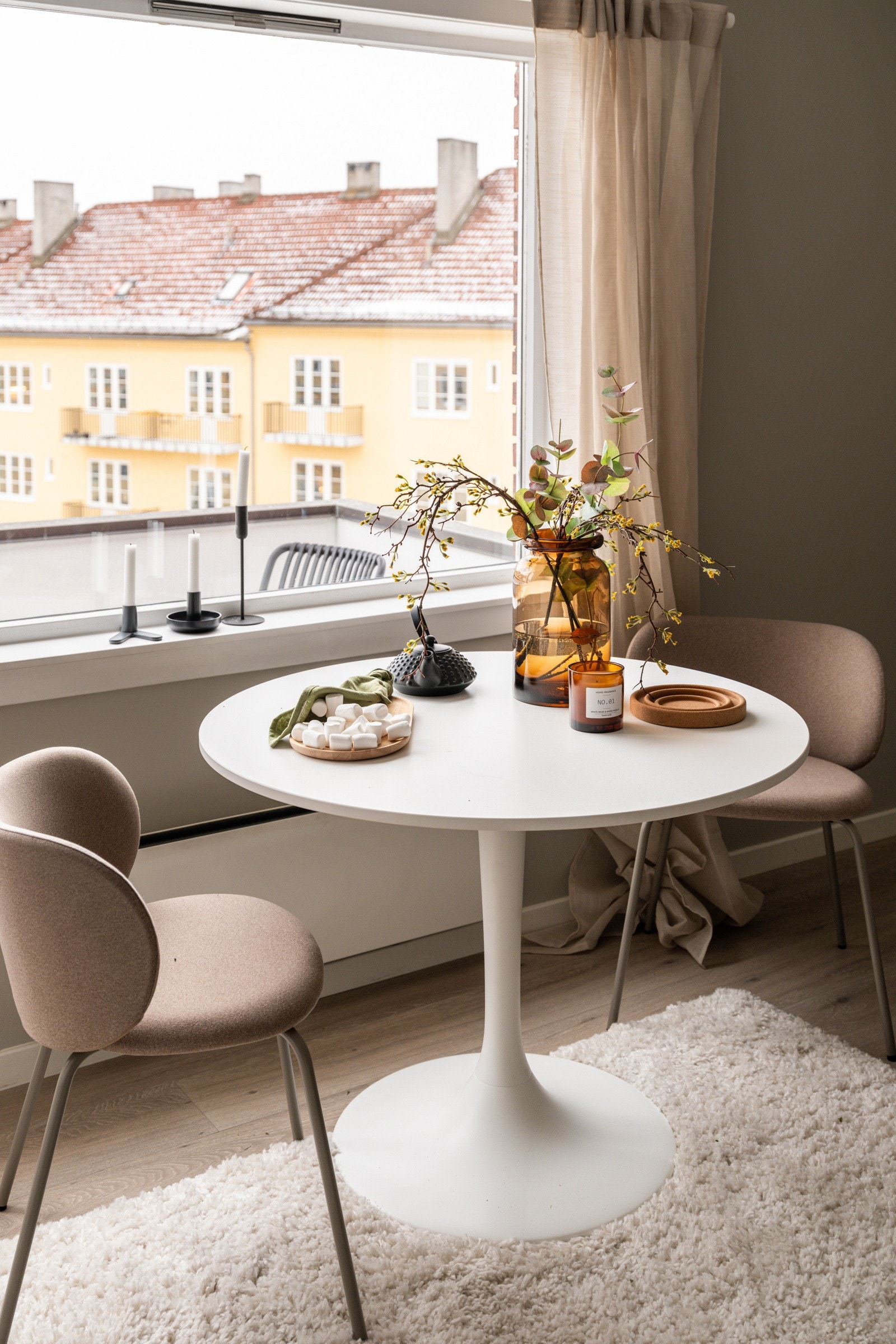 Alle vinduene i leiligheten har fine brede vinduskarmer som er perfekte for planter og dekor. Galleribilde