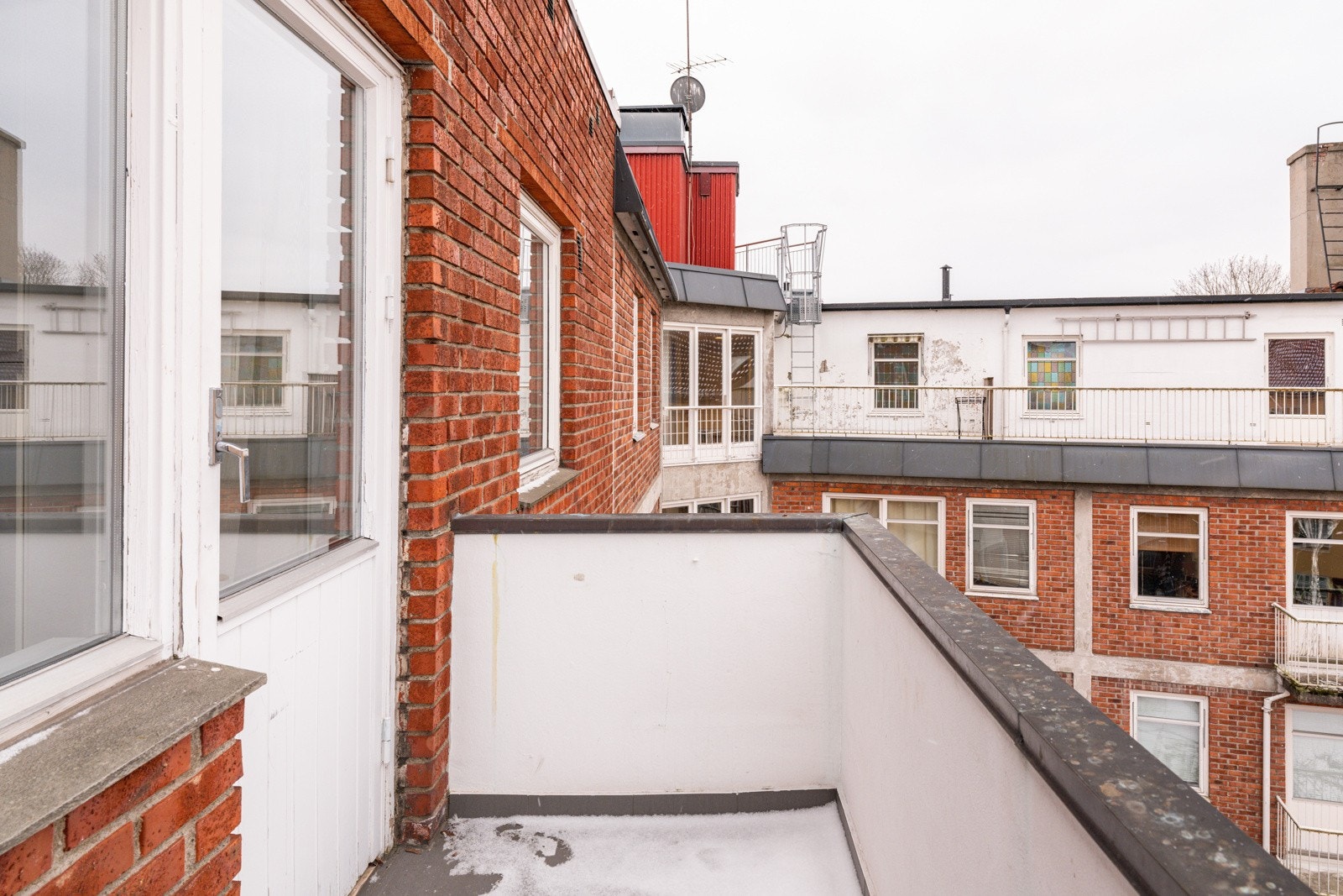 Balkongen har flislagt gulv og plass til en hyggelig sittegruppe etter eget ønske. Galleribilde