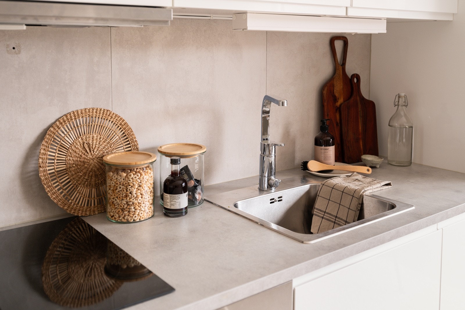 Både fint og praktisk med flotte fliser i benkeryggen og belysning under overskap. Galleribilde