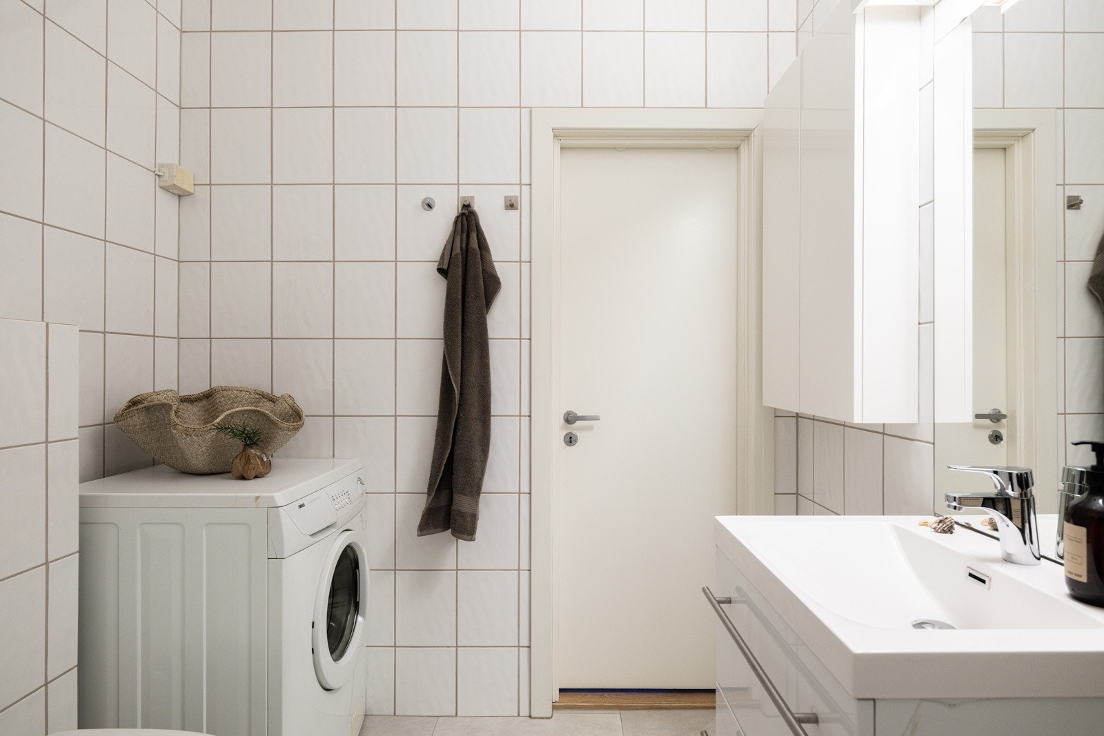 Baderommet er også utstyrt med dusjhjørne med innfellbar glassdør og vegghengt toalett. Galleribilde