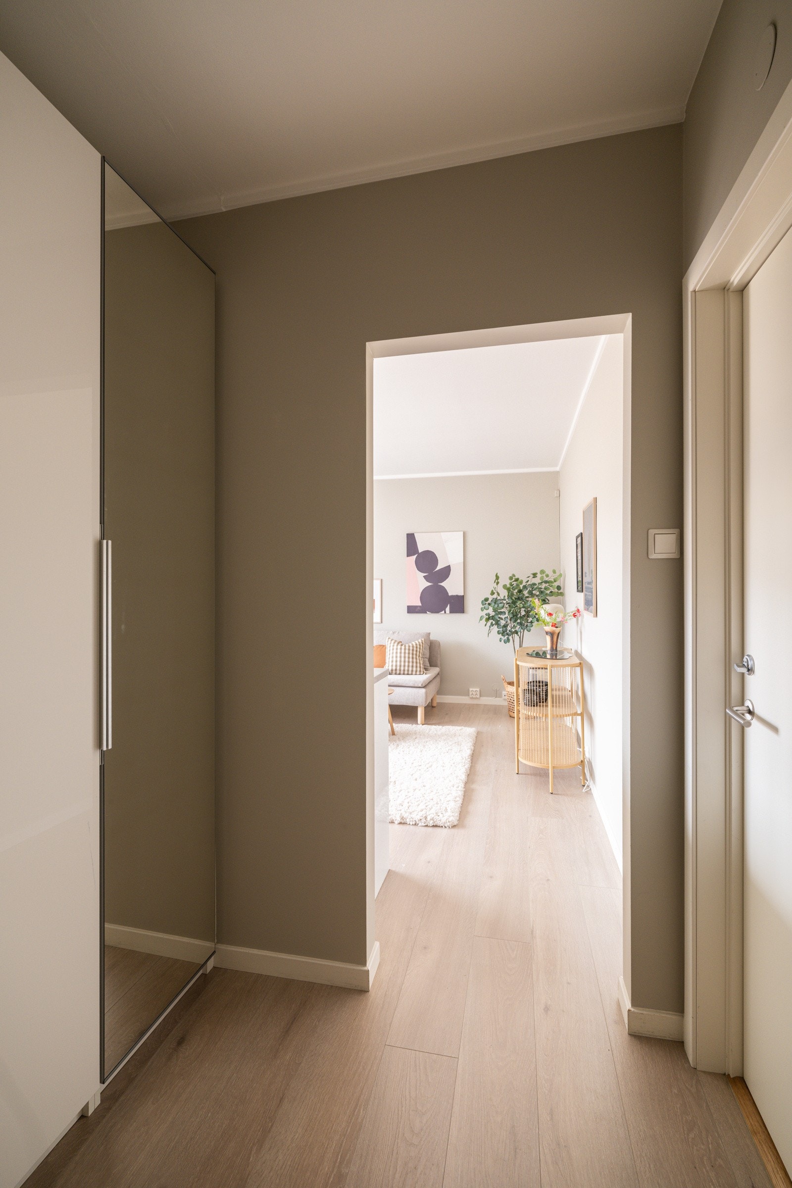 Du tar deg opp til leiligheten i byggets toppetasje (5. etasje) via felles trapperom med heis. Når du entrer leiligheten, får du umiddelbart et positivt inntrykk av den fine leiligheten med sin gode og moderne standard. Galleribilde