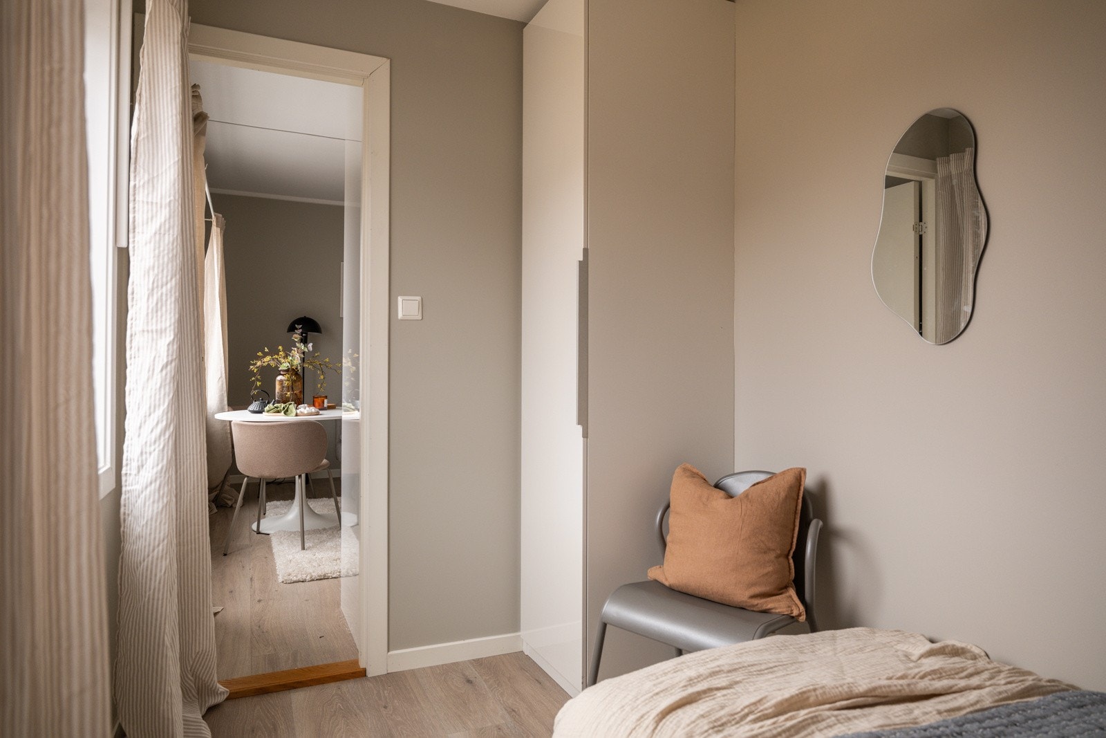 På soverommet er det plass til dobbeltseng med tilhørende nattbord, samt oppbevaringsplass i medfølgende garderobeskap. Galleribilde