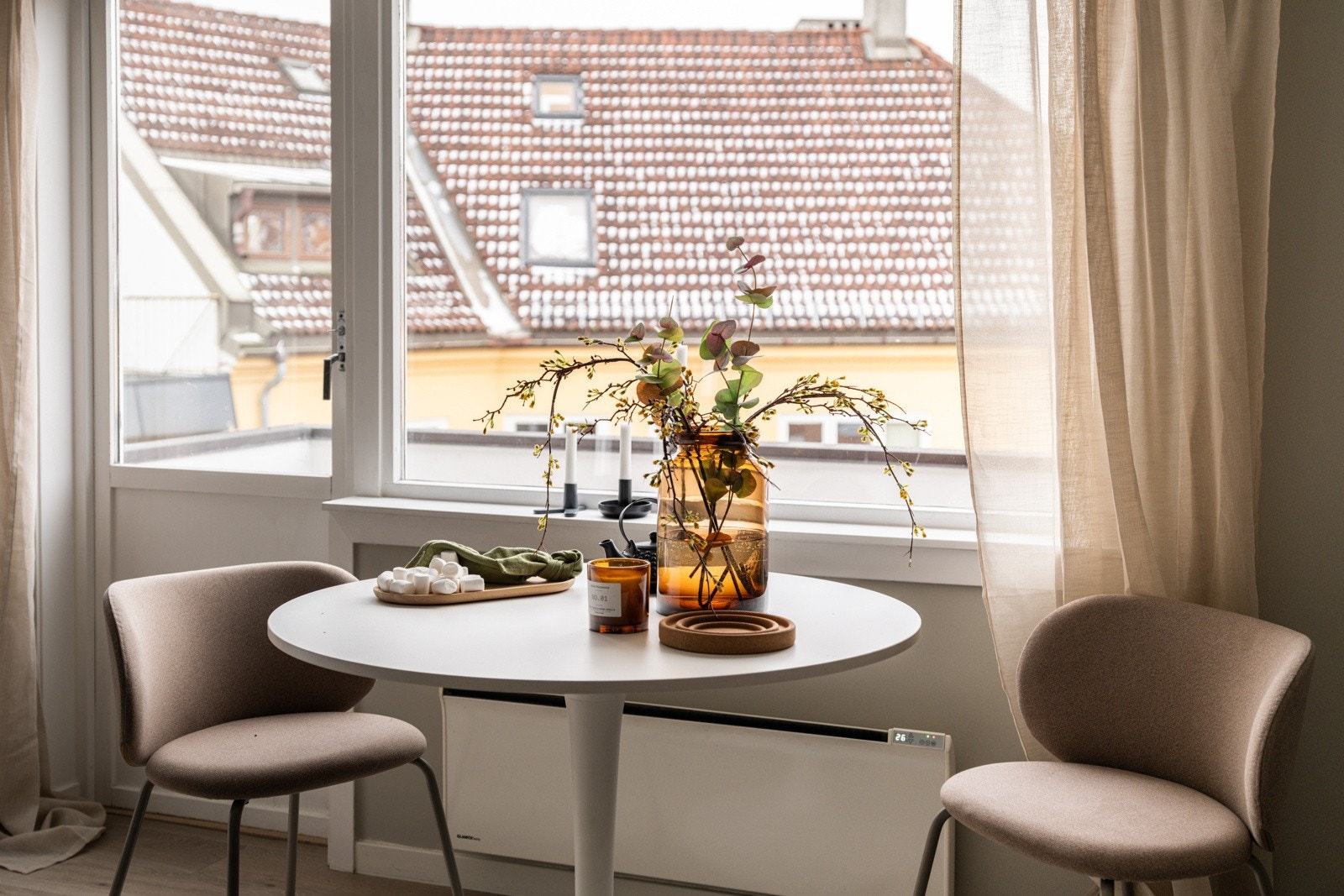 Beliggenheten i byggets toppetasje med store vindusflater sørger for rikelig med naturlig lys, samtidig som det er lite innsyn. Galleribilde